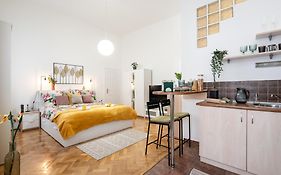 Cosmopolitan Studio - Chic Getaway In A Fancy Neighbourhood